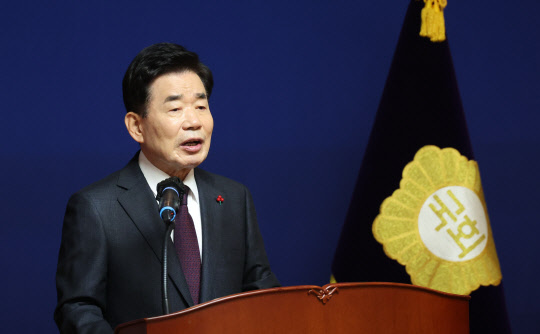 김진표 국회의장이 11일 서울 여의도 국회 사랑재에서 신년 기자간담회를 하고 있다. 연합뉴스,